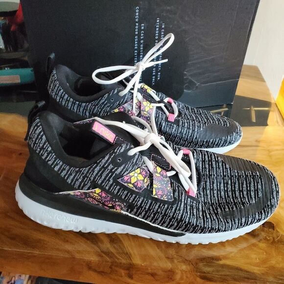 Nike Shoes - Nike shoes size 9